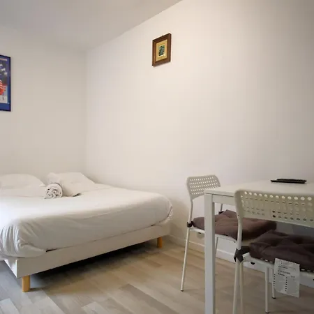 דירה Cozy In A Quiet Location 15th פריז