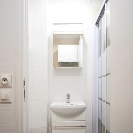 דירה Cozy In A Quiet Location 15th פריז